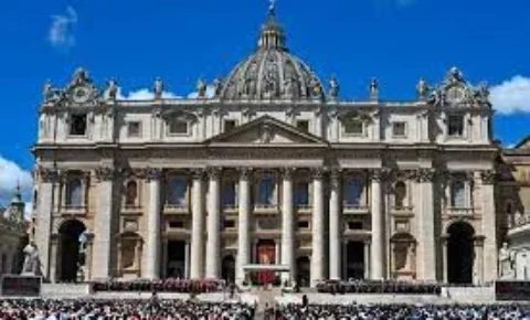 Vaticano registra fumaça branca; novo papa é eleito