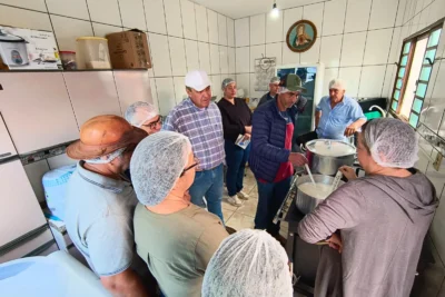 PRODUTORES RURAIS DE JAGUARIÚNA PARTICIPAM DE CURSO DE CAPACITAÇÃO EM PROCESSAMENTO CASEIRO DE LEITE