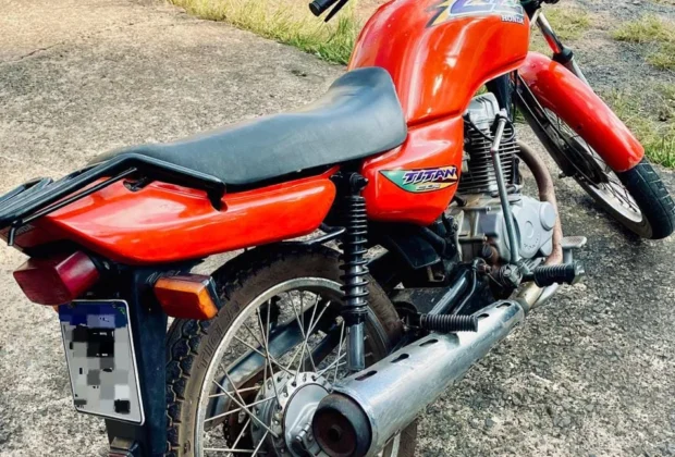 Homem é preso em Pedreira com moto adulterada e placa decorativa