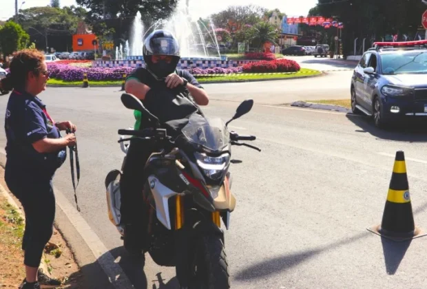 Holambra recebe ação educativa do Detran voltada a motociclistas Iniciativa visa reduzir acidentes de trânsito e promove conscientização antes da autuação