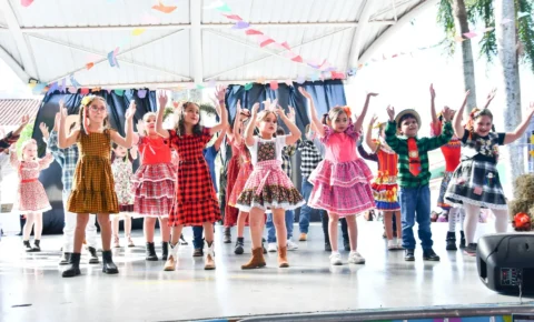 Festa junina das escolas municipais reúne mais de 5 mil pessoas na Praça Coronel David Baptista