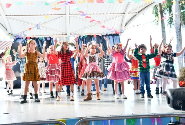 Festa junina das escolas municipais reúne mais de 5 mil pessoas na Praça Coronel David Baptista
