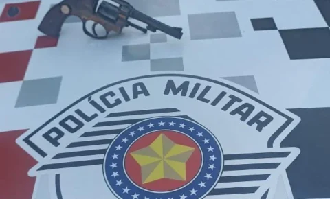 Polícia Militar apreende arma de fogo em residência no bairro Duas Marias, em Holambra Revólver foi encontrado por morador durante limpeza de caixa d’água e entregue à PM