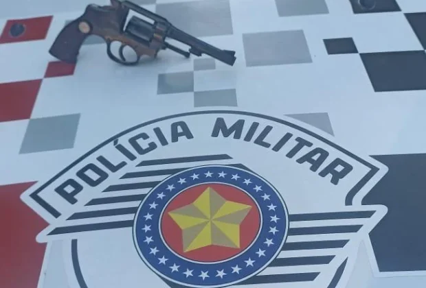 Polícia Militar apreende arma de fogo em residência no bairro Duas Marias, em Holambra Revólver foi encontrado por morador durante limpeza de caixa d’água e entregue à PM