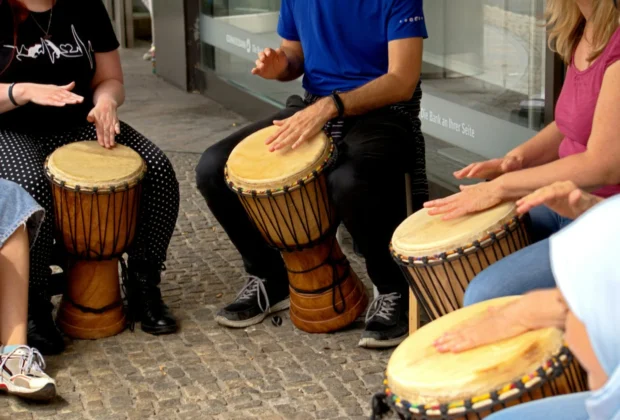 AULA GRATUITA DE RODA DE SAMBA E PERCUSSÃO POPULAR AGITA O PARQUE MENEGON NESTA QUARTA