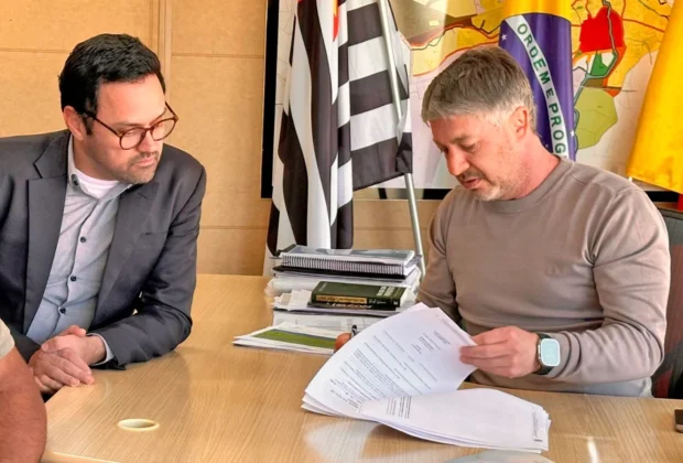 Prefeito Rodrigo Falsetti assina ordem de serviço para retomada da construção da UBS do Ypê Amarelo