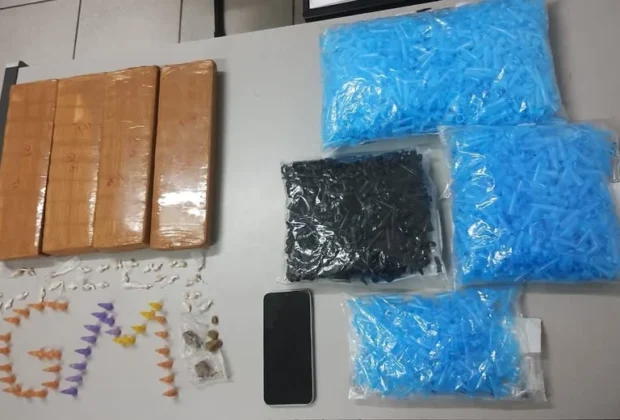 Homem é preso por tráfico de drogas após denúncia anônima em Pedreira