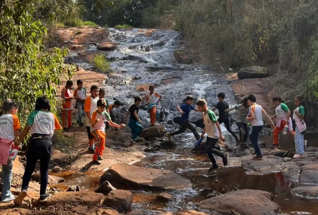 Alunos participam de trilha de conscientização ambiental no bairro Palmeirinha