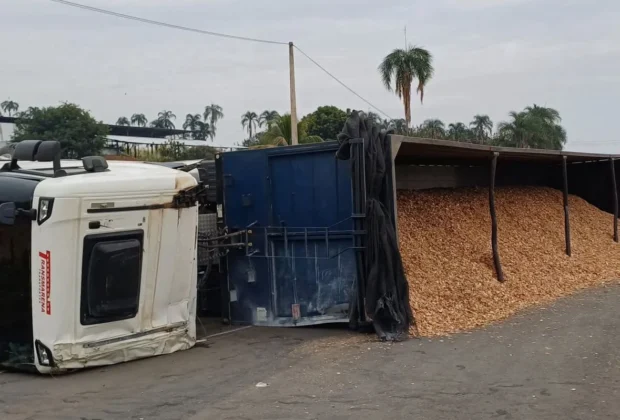 Carreta tomba em rodovia entre Mogi Guaçu e Itapira e complica o trânsito na SPI-177/342