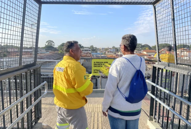 No Dia do Pedestre, Renovias conscientiza sobre importância de atravessar pela passarela
