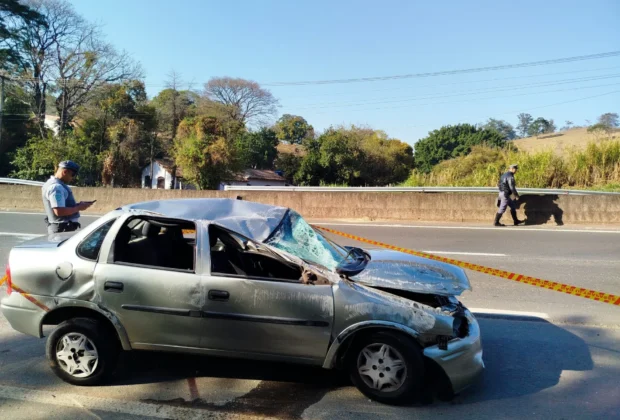 Acidente com capotamento deixa motorista ferido na SP-095 em Amparo