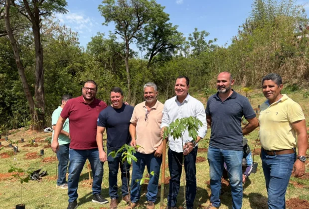 Cosmópolis inaugura sua primeira microfloresta com o plantio de 202 árvores nativas