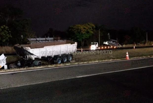 Mulher morre em colisão entre van e carreta na SP-340