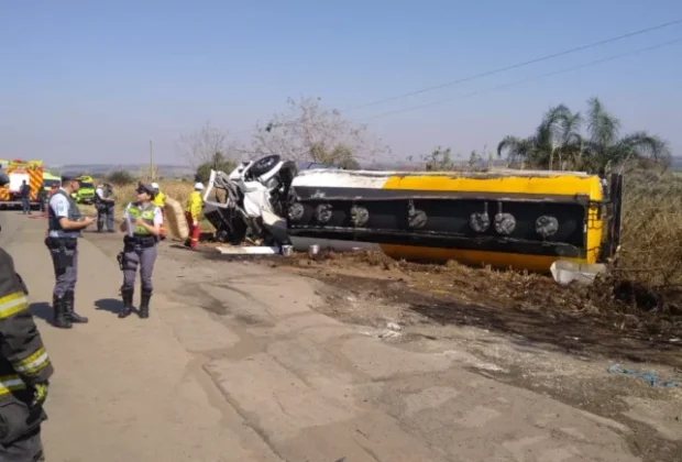 Carreta com carga de diesel tomba e interdita SP-133 em Cosmópolis