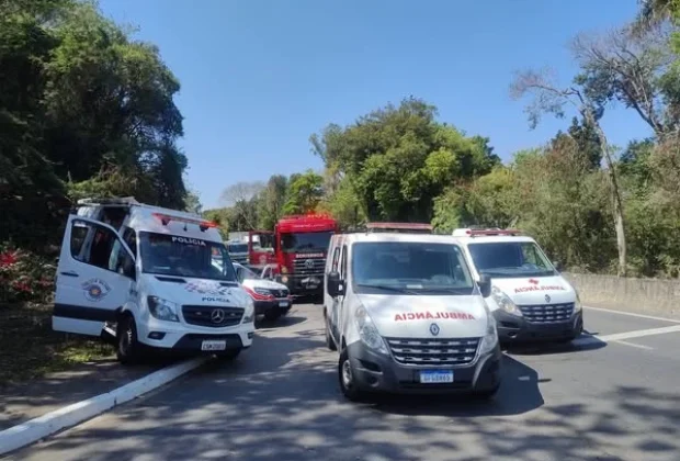 Veículo capota na SP-095 entre Pedreira e Jaguariúna