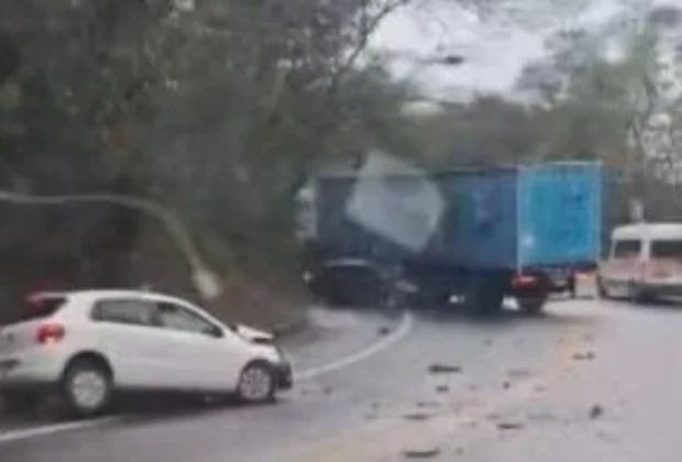 Acidente com caminhão e dois carros deixa três feridos e interdita rodovia em Amparo