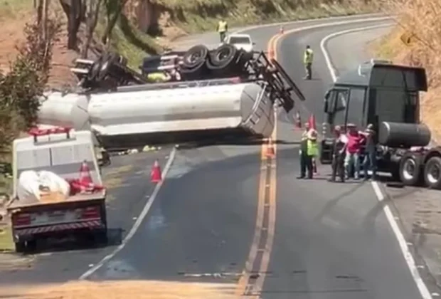 Caminhão carregado com matéria-prima para sabão tomba em rodovia de Amparo