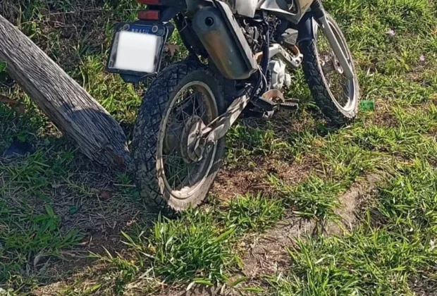 Pai e filha morrem após motocicleta atingir barranco e poste em Amparo