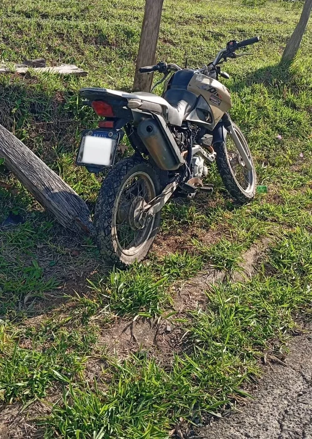 Pai e filha morrem após motocicleta atingir barranco e poste em Amparo ‹