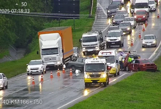 Engavetamento entre três veículos provoca congestionamento na SP-340, em Mogi Mirim