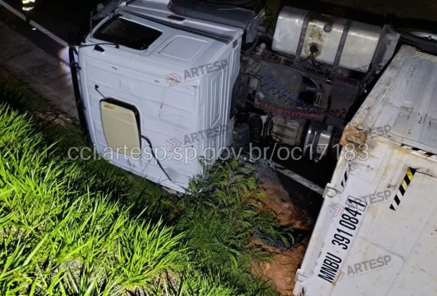 Carreta carregada com maçãs tomba na alça de acesso da Anhanguera para a D. Pedro I, em Campinas