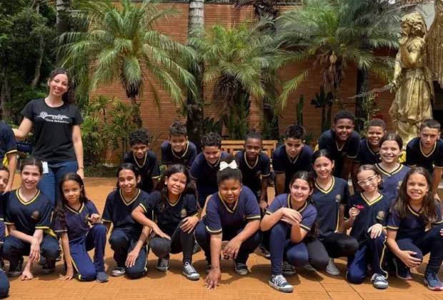 Mostra de fotos na ACIMM celebra os 65 anos da Escola Dona Sinhazinha