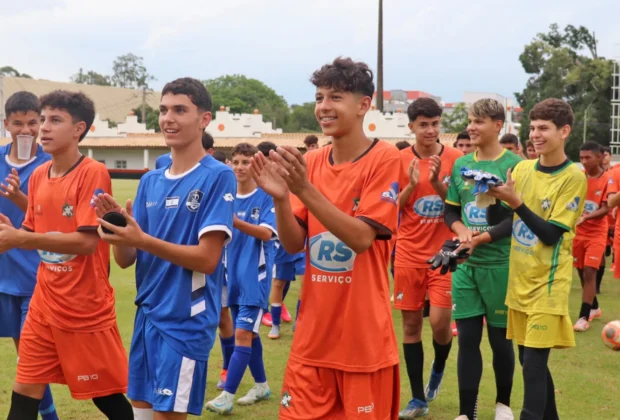 Futebol como cura: amistoso internacional reúne Macabi Holambra e jovens israelenses