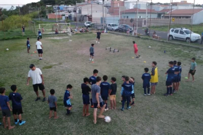 Projeto “Boleirinhos do Vila Primavera” transforma campo abandonado em espaço de cidadania para crianças