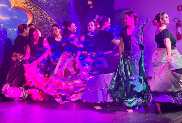 Sarau celebra a força feminina com dança do ventre e dança cigana em Santo Antônio de Posse