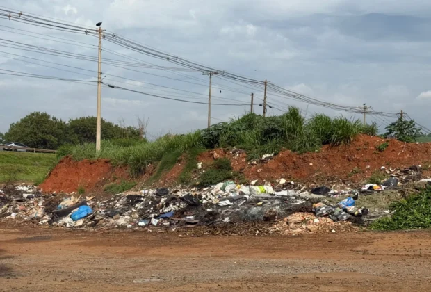 Prefeitura de Cosmópolis realiza ação de limpeza contra descarte irregular de resíduos