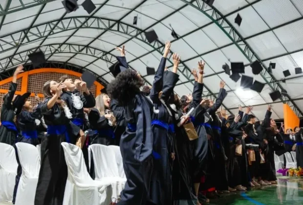 Holambra realiza formatura das turmas do 9º ano e da EJA em cerimônia emocionante