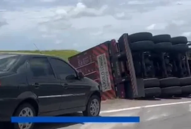 Caminhão com 44 toneladas de café tomba em acesso entre as rodovias SP-340 e Dom Pedro I