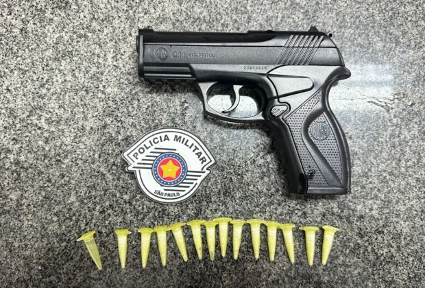 Polícia Militar apreende simulacro de arma e drogas em Itapira