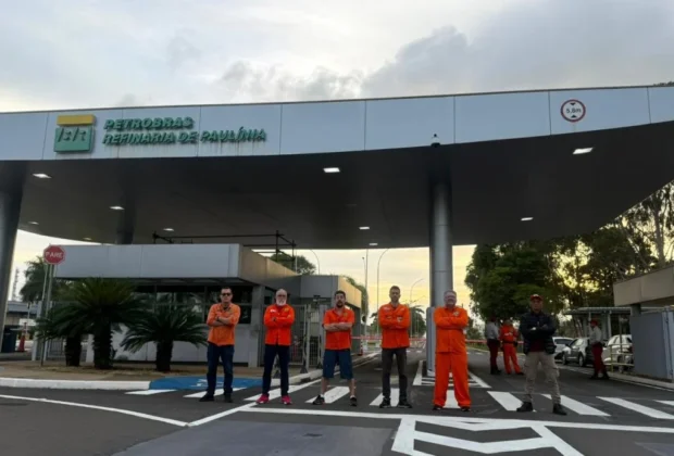 Funcionários da Petrobras entram em greve por tempo indeterminado