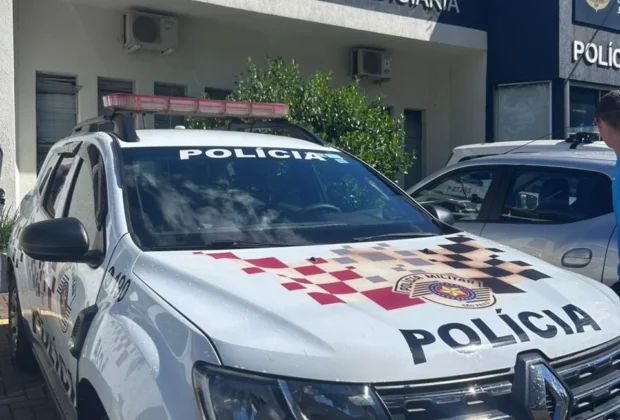 Vítima relatou agressões físicas e tentativa de sufocamento; agressor foi detido pela Polícia Militar e permanece preso