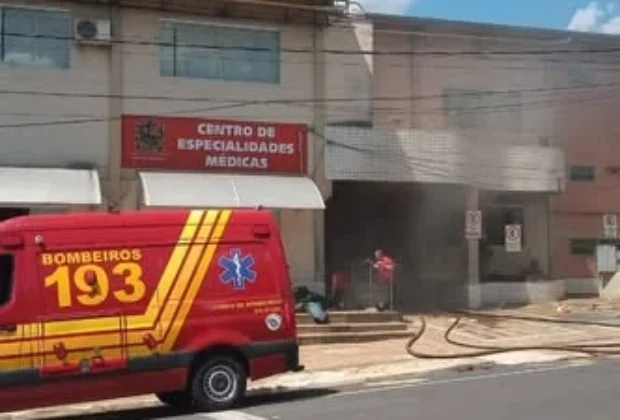 Fogo atinge prédio da Secretaria de Saúde de Mogi Guaçu e suspende atendimentos