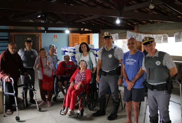 Polícia Rodoviária entrega fraldas geriátricas a instituição de idosos em Mogi Mirim