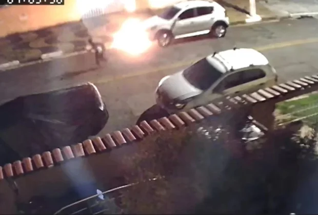 Câmera flagra incêndio criminoso em carro durante a madrugada em Campinas
