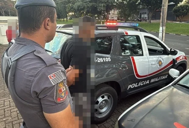 Homem é flagrado com drogas escondidas em viela e muro no Jardim Santa Cecília, em Mogi Guaçu