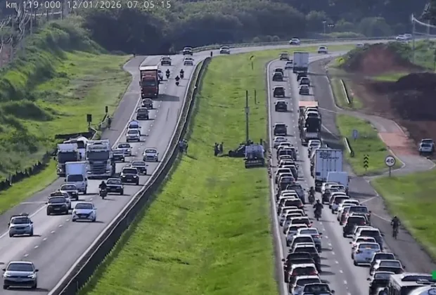 Carro capota após bater em caminhão na Rodovia Zeferino Vaz