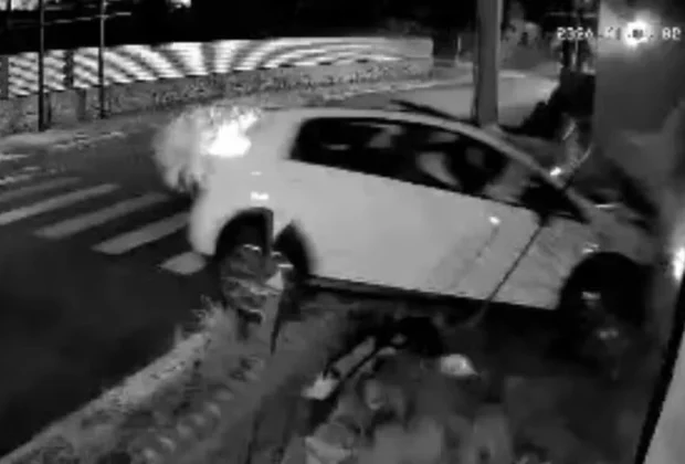 Carro em alta velocidade destrói portão e invade residência em Itapira