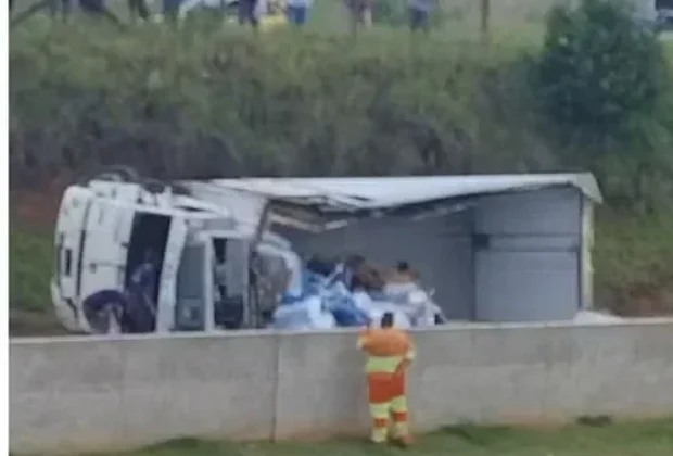 Caminhão tomba, derruba carga de carne e interdita rodovia em Mogi Guaçu