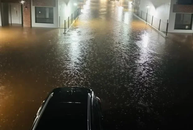 Temporal faz lago transbordar e alaga casas em condomínio de Paulínia