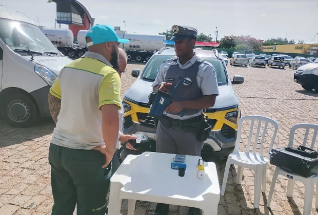 Policiamento Rodoviário participa de campanha educativa com motoristas de caminhão em Campinas