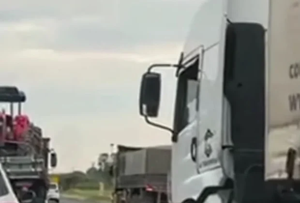 Colisão entre moto e caminhão deixa motociclista em estado grave na SP 340 em Santo Antônio de Posse