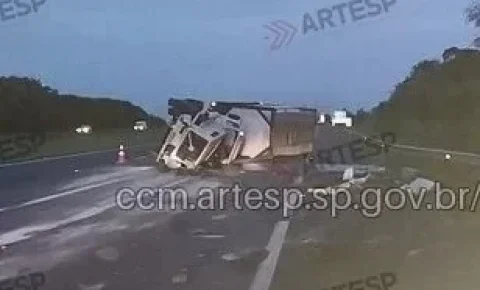 Acidente entre carro e carreta provoca tombamento e deixa três feridos na Rodovia Adalberto Panzan