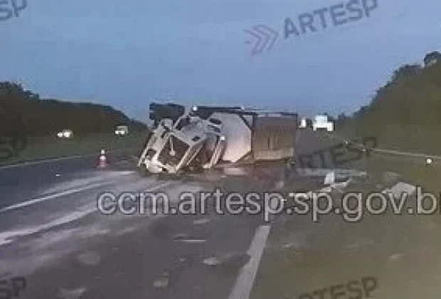 Acidente entre carro e carreta provoca tombamento e deixa três feridos na Rodovia Adalberto Panzan
