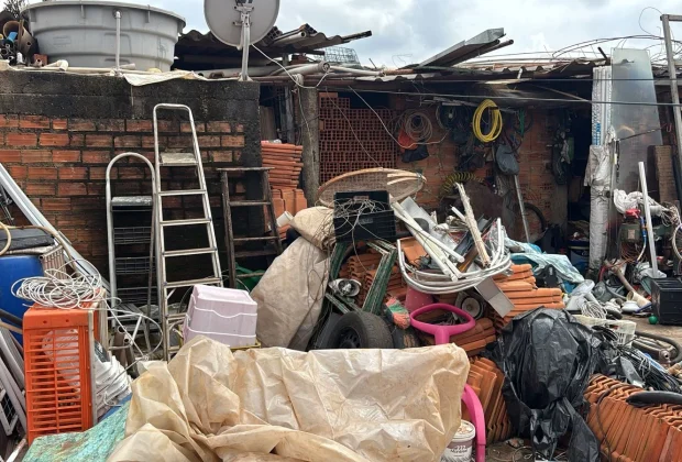 Prefeitura intervém em casa com toneladas de entulho e aplica multa em morador
