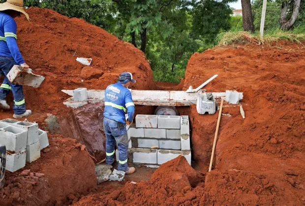 Rua Francisco Nascimento Ferraz, no Jardim Novo I, recebe guias e galeria de águas pluviais