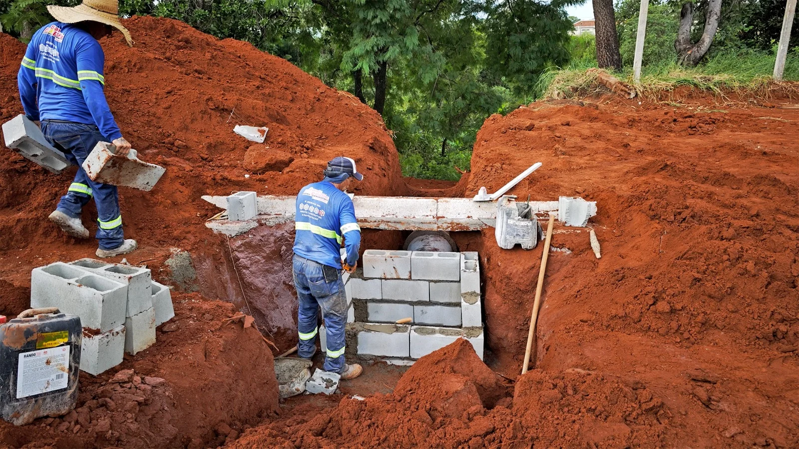 Rua Francisco Nascimento Ferraz, en Jardim Novo I, recibe guías y galería de agua de lluvia ‹